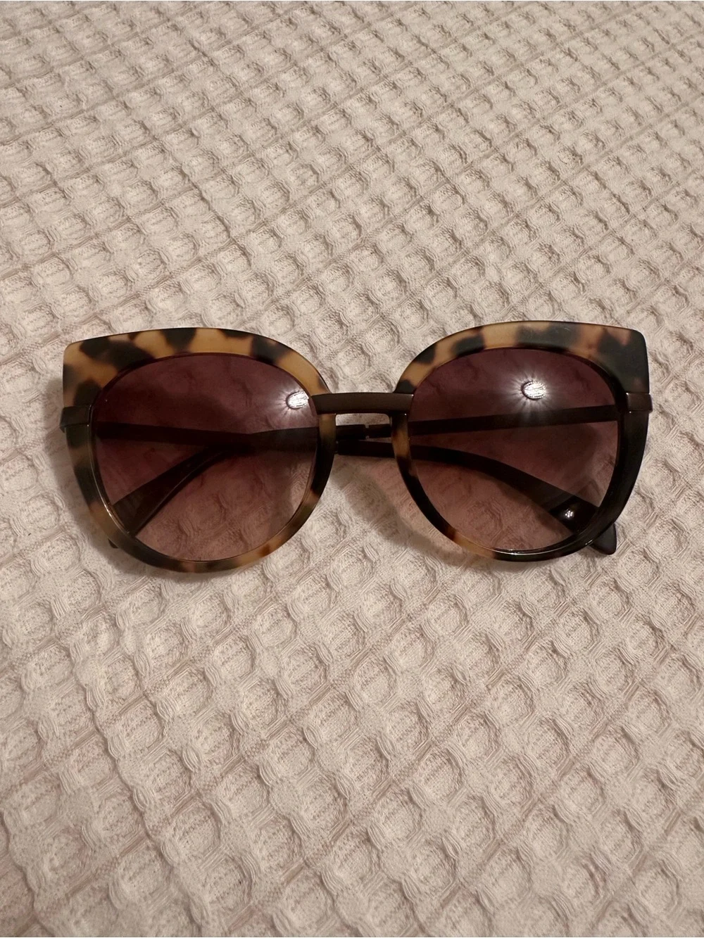 Marc Jacobs chic tortoiseshell
